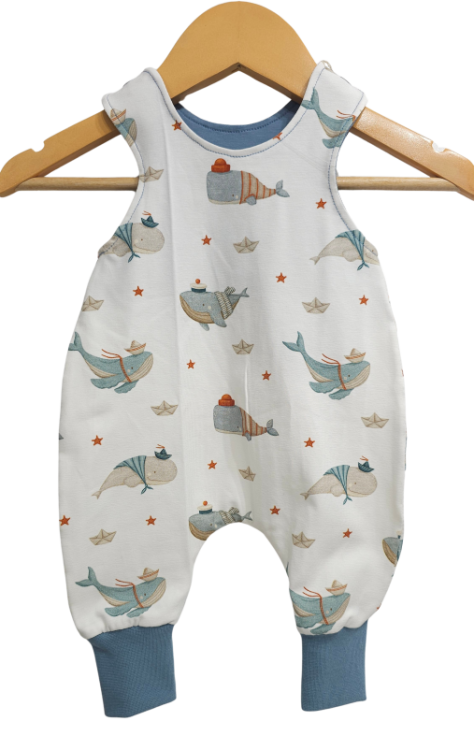 Strampler Küstenkind Wale Schiffchen (Bündchen taubenblau)