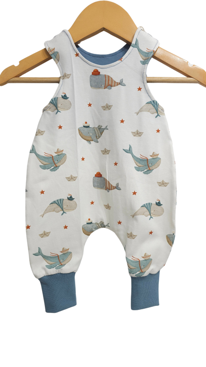 Strampler Küstenkind Wale Schiffchen ( Bündchen taubenblau)