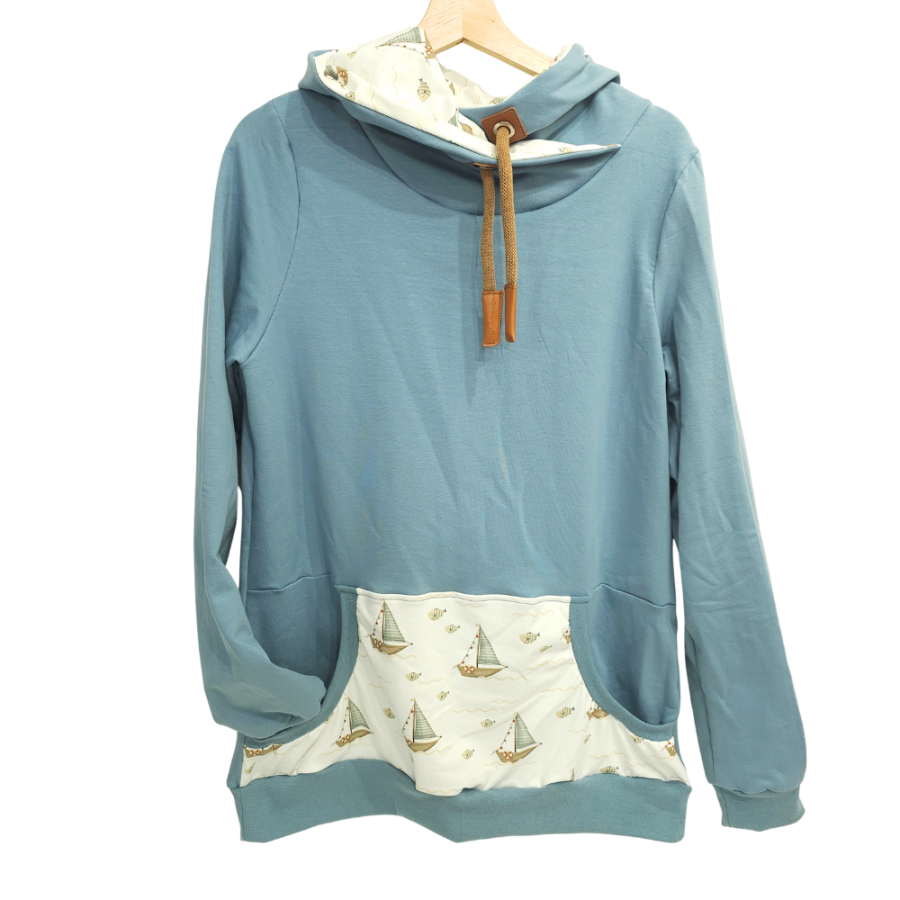 Hoodie [ Damen ] Küstenkind Boote & Fische (Sweat taubenblau) (Bündchen beige)