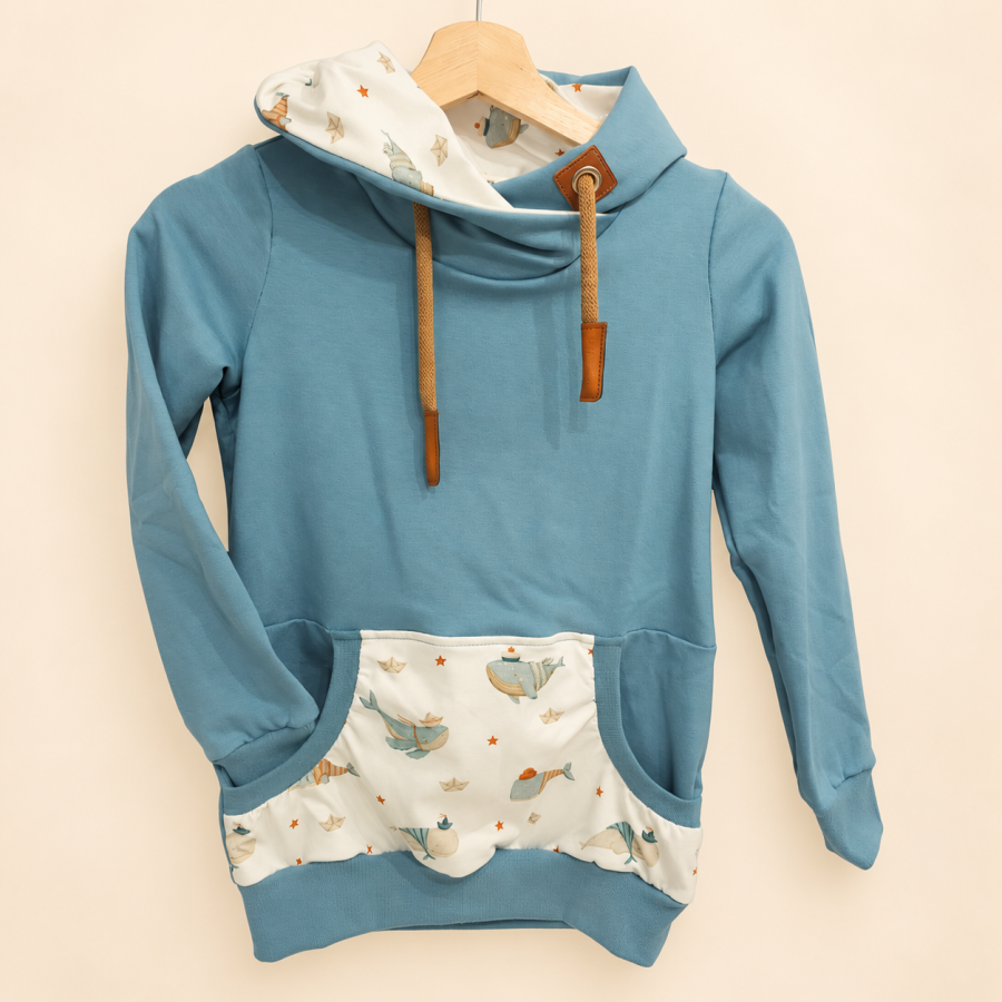 Hoodie [ Damen ] Küstenkind Wale Schiffchen (Sweat taubenblau) (Bündchen beige)