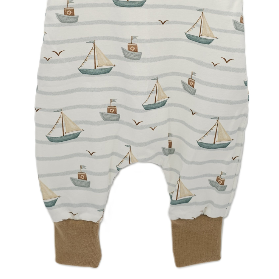 Strampler Küstenkind Boote (Bündchen braun)