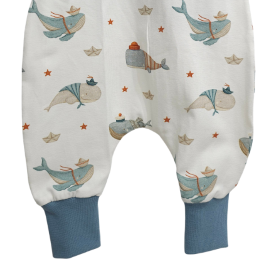 Strampler Küstenkind Wale Schiffchen (Bündchen taubenblau)
