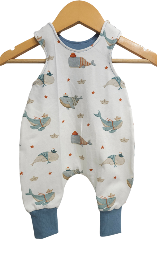 Strampler Küstenkind Wale Schiffchen ( Bündchen taubenblau)