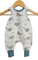 Strampler Küstenkind Wale Schiffchen (Bündchen taubenblau)